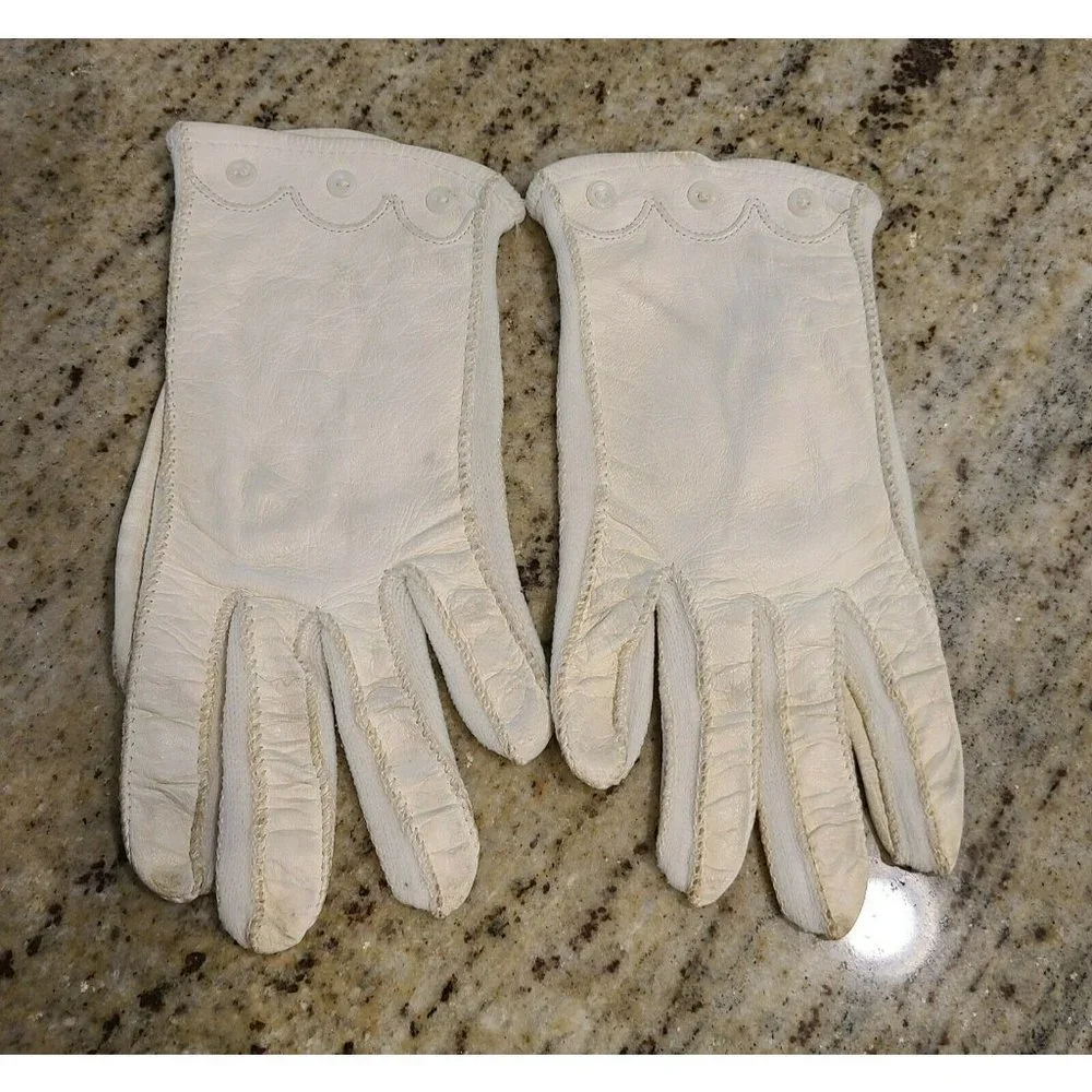 Vintage White Soft Leather Stretch Gloves. Women's M . Button Accent